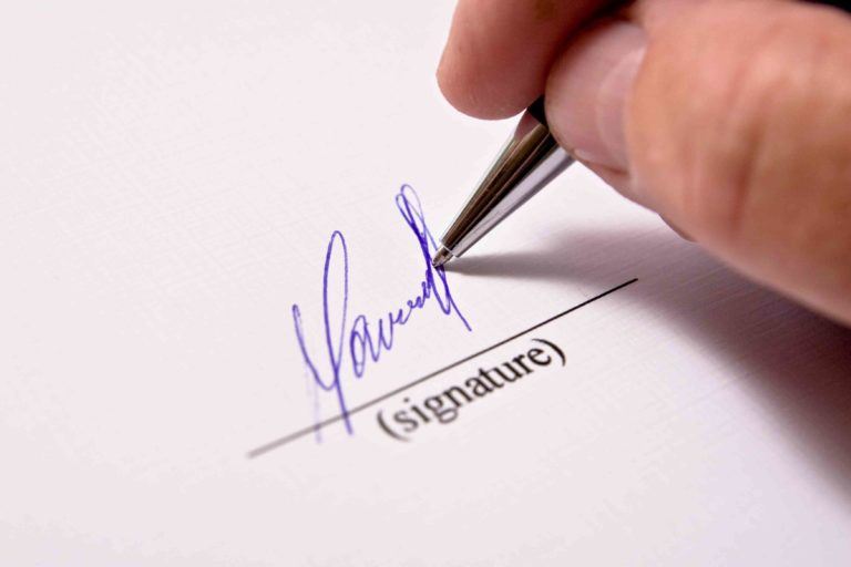 Signatur auf weissem Papier